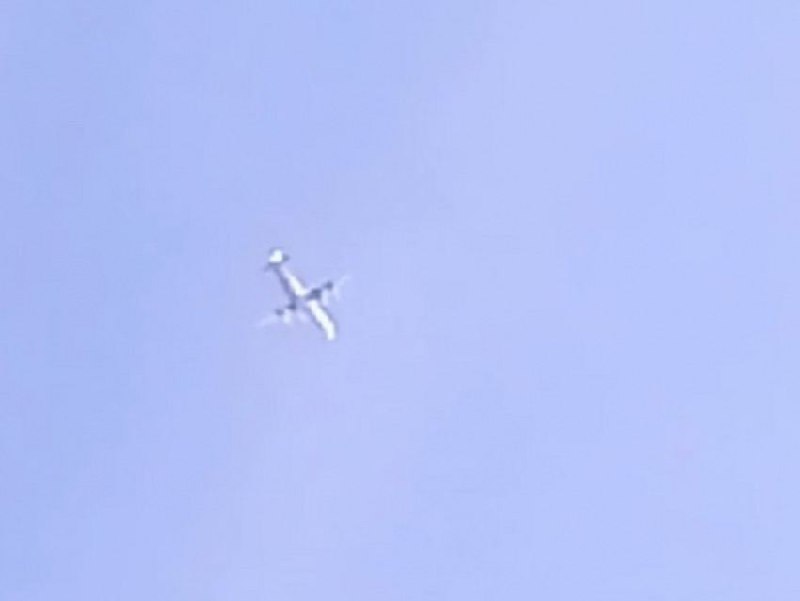 据当地媒体报道，一架安-12军用运输机在鲍里索格列布斯克紧急降落。原因：起落架故障