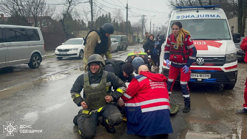 俄罗斯导弹袭击敖德萨，造成20人受伤，其中包括5名救援人员
