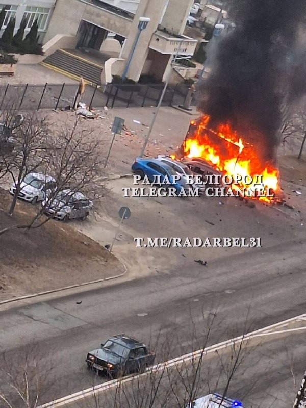 Un veicolo in fiamme a seguito del bombardamento a Belgorod