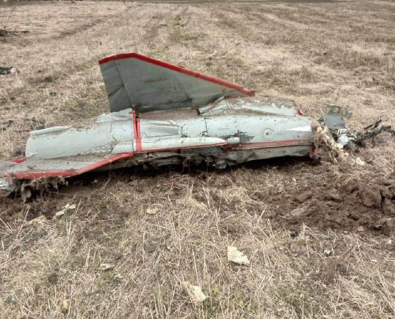Trosky zničeného dronu Strizh v Brjanskej oblasti