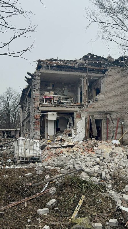 Poškodenie v dedine Zhelanne v Doneckej oblasti v dôsledku ruského bombardovania