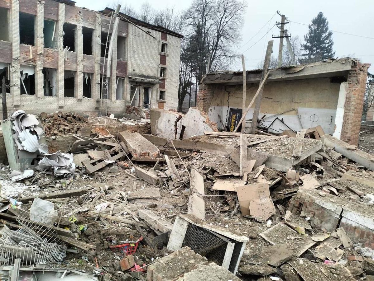 Destruição como resultado de ataques aéreos russos em Velyka Pysarivka, na região de Sumy