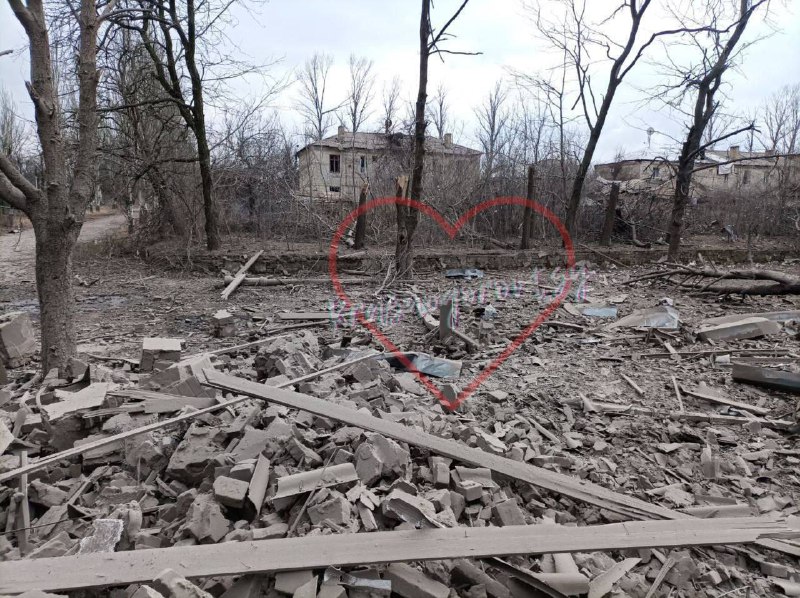 Разрушения в результате обстрела в Красногоровке