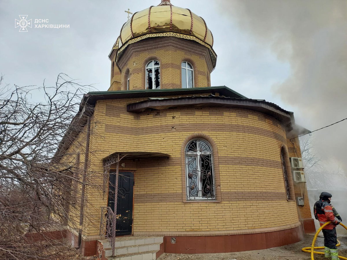 俄罗斯轰炸库皮安斯克区库里利夫卡社区新西诺夫村一座教堂