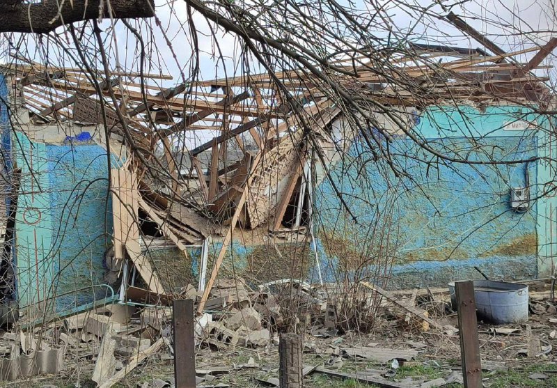 顿涅茨克地区马克西米利亚尼夫卡村因炮击而受损