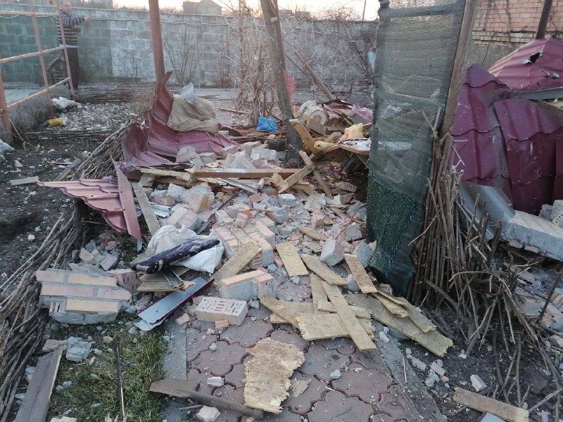 Daños causados por bombardeos en la aldea de Ozeryanivka