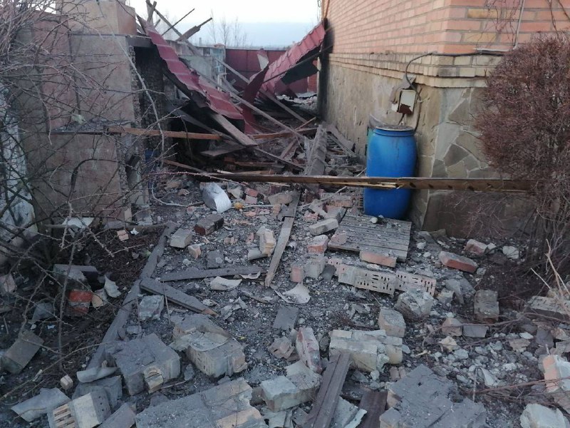 Daños causados por bombardeos en la aldea de Ozeryanivka