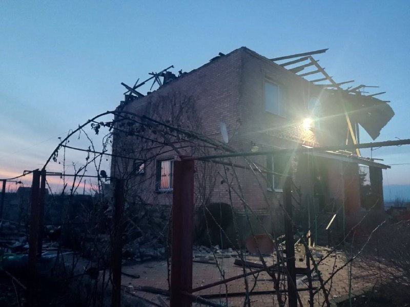 Danos resultantes de bombardeio na aldeia de Ozeryanivka