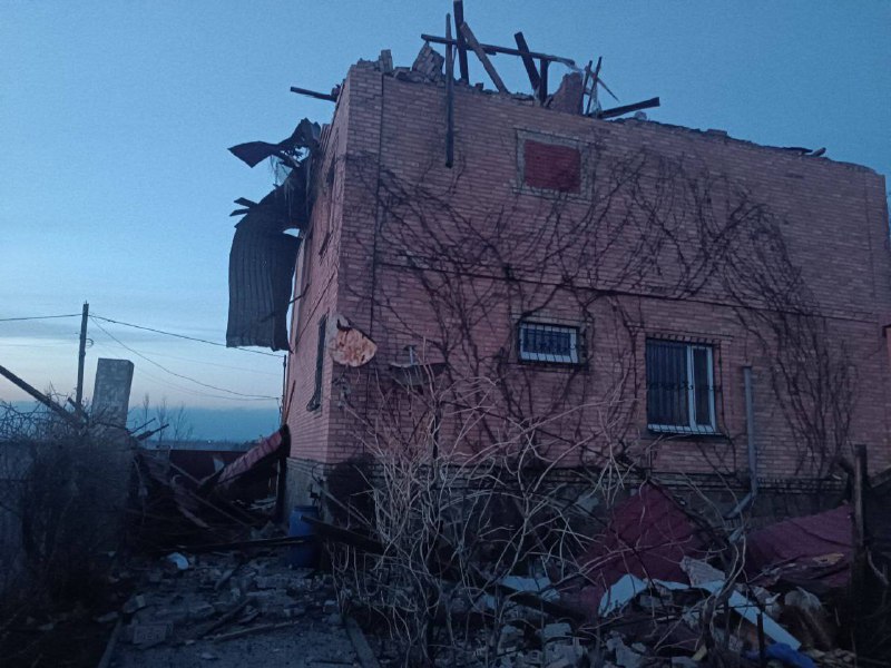 Danos resultantes de bombardeio na aldeia de Ozeryanivka