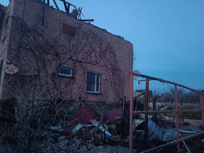 Schade als gevolg van beschietingen in het dorp Ozeryanivka