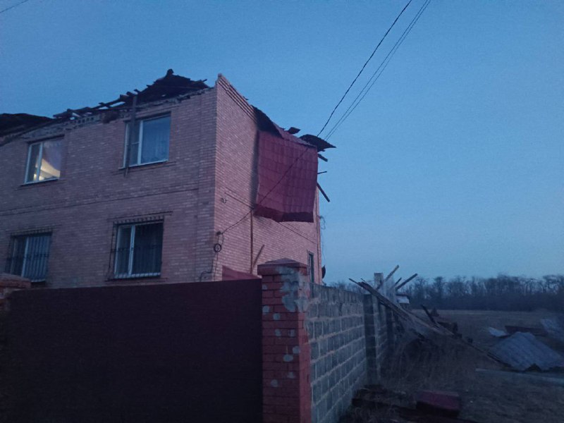 Poškození v důsledku ostřelování ve vesnici Ozeryanivka