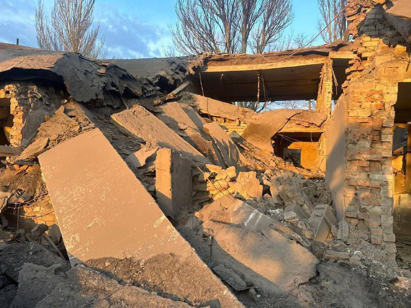 रूसी बमबारी के परिणामस्वरूप डोनेट्स्क क्षेत्र के नोवोहरोडिव्का शहर में विनाश