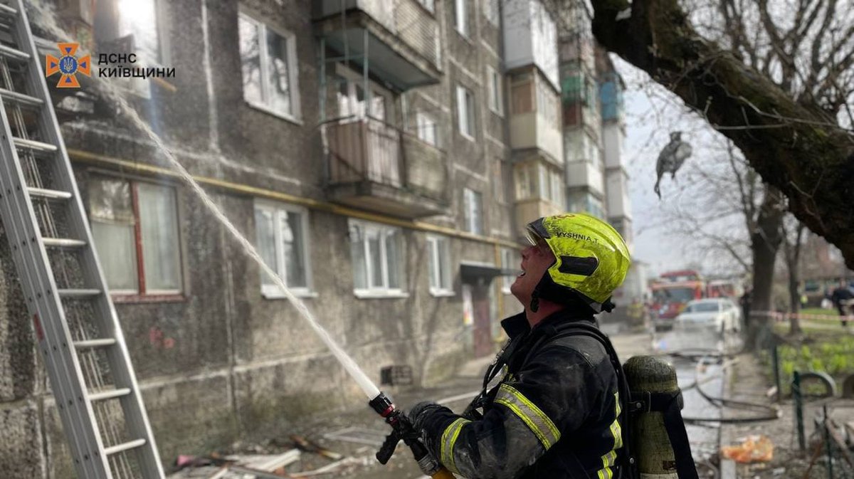 В Била Църква гръмна 5-етажна сграда: 1 загина, горяха апартаменти, таванът е унищожен