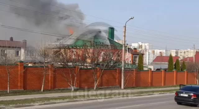 Brand in Belgorod na explosies, volgens het Russische ministerie van Defensie zijn verschillende projectielen neergeschoten