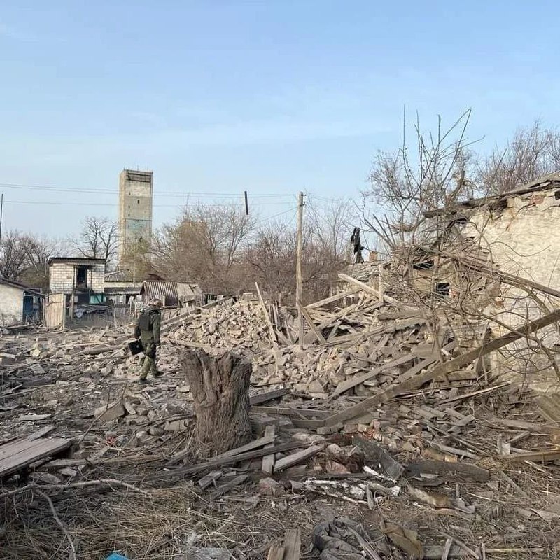 Distruzione a Toretsk a seguito degli attacchi aerei russi