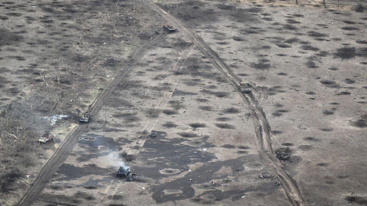 नोवोमीखाइलिव्का के आसपास के खेतों में असफल हमलों के बाद भारी मात्रा में रूसी सैन्य उपकरण नष्ट हो गए
