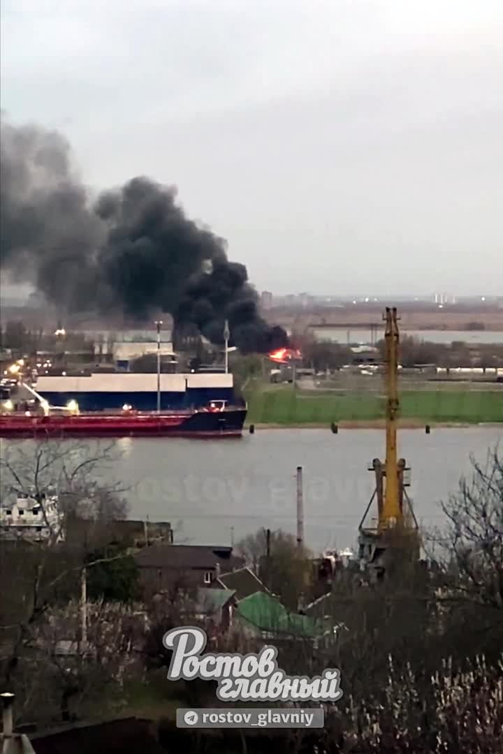 In fiamme un deposito di carburante a Rostov