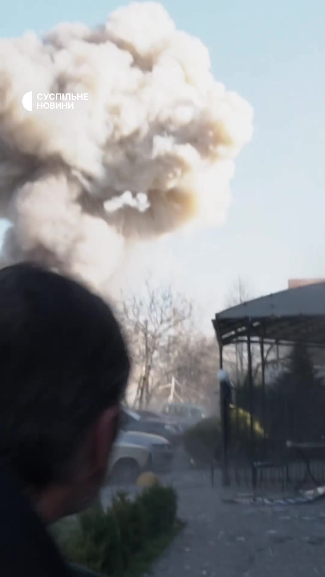 Двукратен ракетен удар в Запорожие, на място има спасители, полиция и журналисти