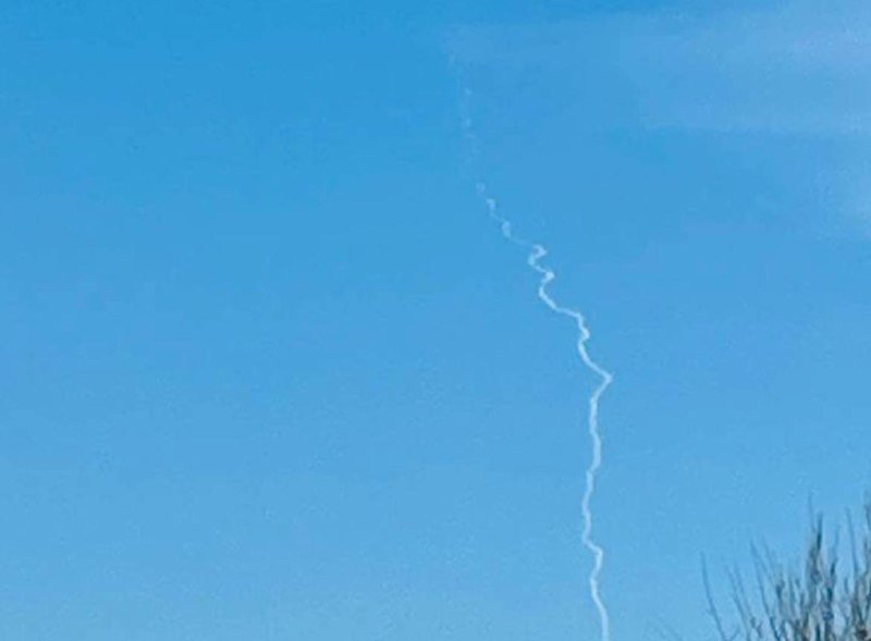 Ślady wystrzelenia rakiety widoczne w Mariupolu