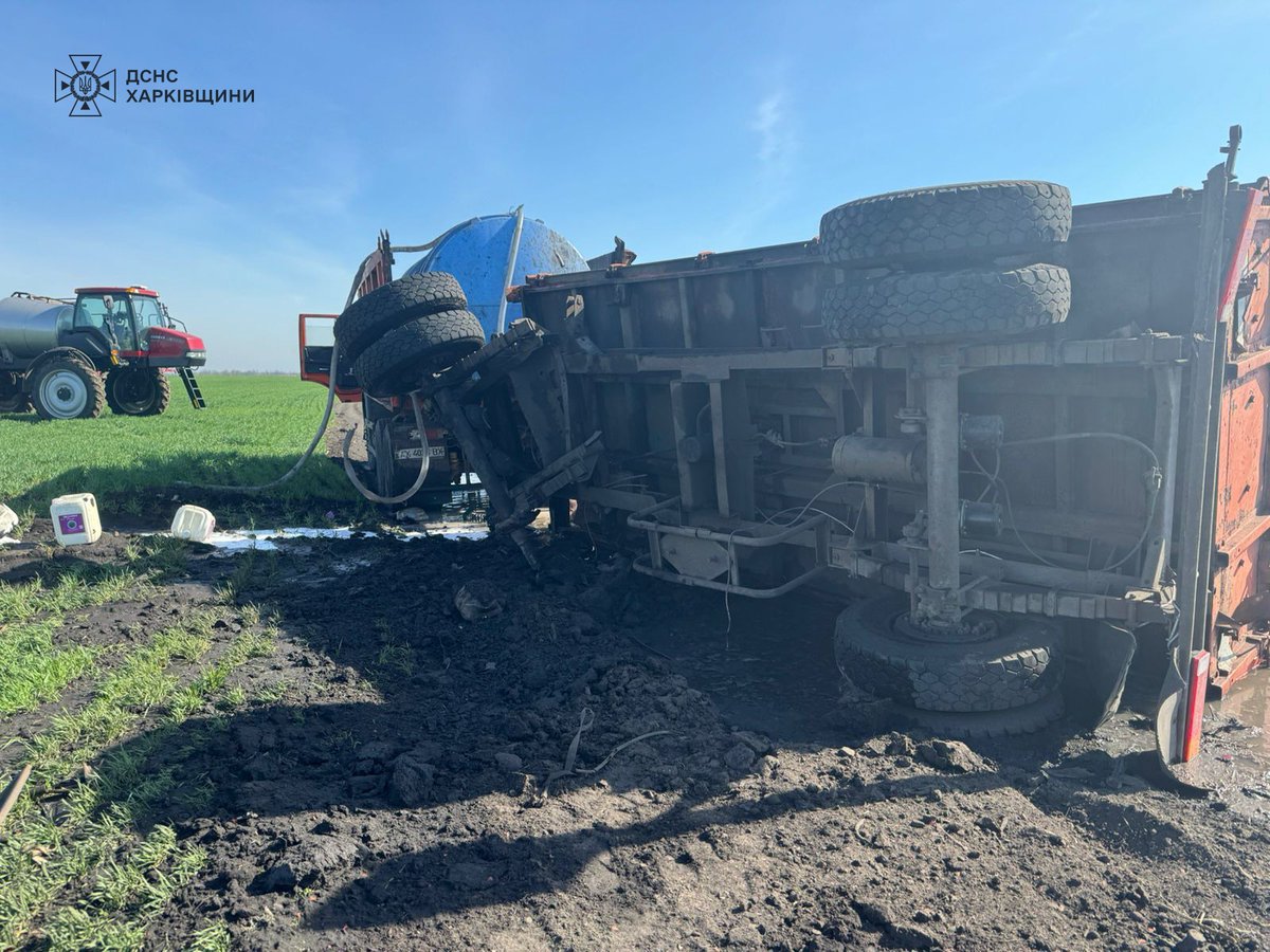 Een vrachtwagen raakte een landmijn nabij het dorp Ivanivka in de regio Charkov, de chauffeur is veilig. En één persoon raakte gewond als gevolg van de explosie van een antipersoneels-PFM-1-landmijn nabij het dorp Borschova