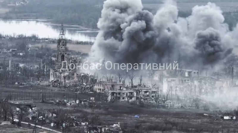 炮击后新哈伊利夫卡发生爆炸