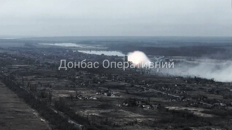 Esplosioni a Novomykhailivka dopo il bombardamento