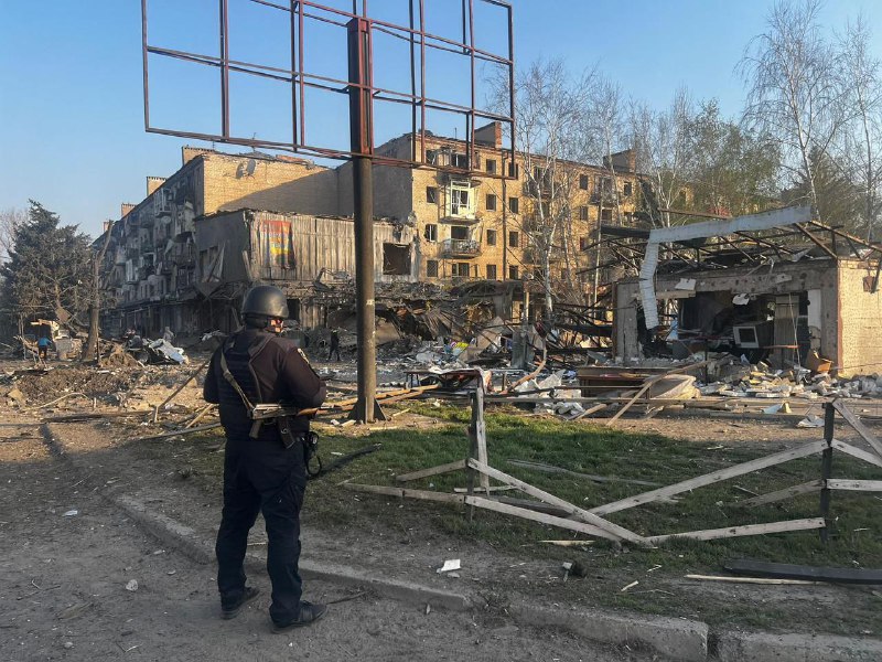 俄罗斯轰炸科斯蒂安蒂尼夫卡，造成 1 人死亡，2 人受伤