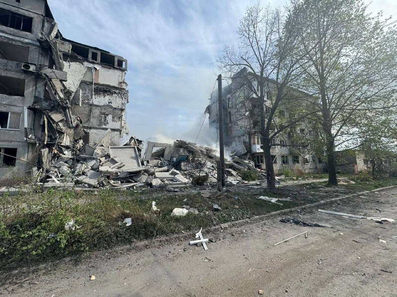顿涅茨克州奥切列蒂内一栋民宅遭俄罗斯空袭摧毁。至少有一人受伤，废墟下可能有更多人