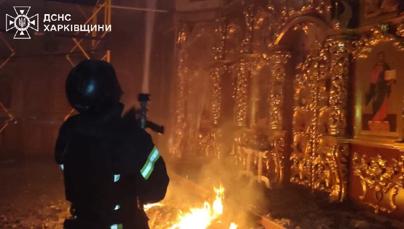 Een kerk vloog in brand als gevolg van Russische beschietingen in Vovchansk