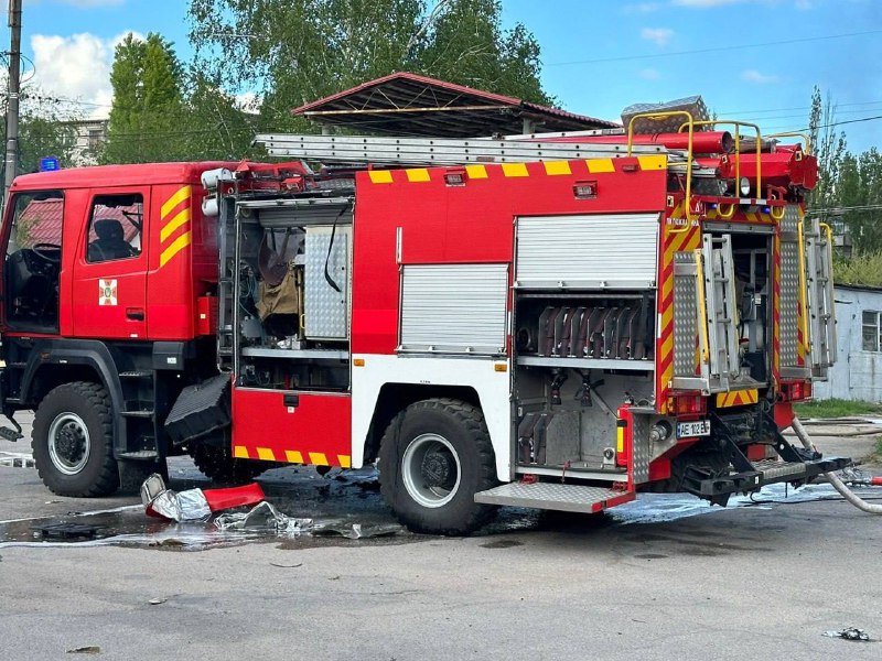 Ruský dron zasiahol hasičské auto na mieste ostreľovania v Nikopole