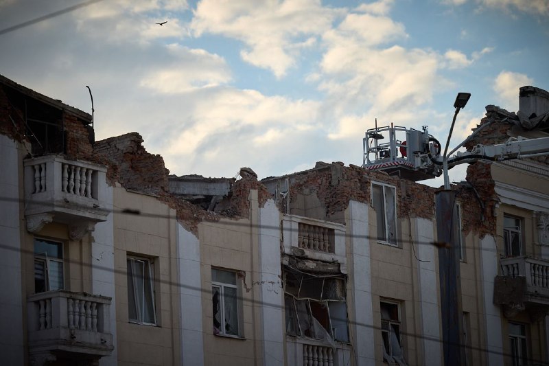 Prezydent Zełenski odwiedził miejsce śmiercionośnego rosyjskiego ataku rakietowego w Dnieprze