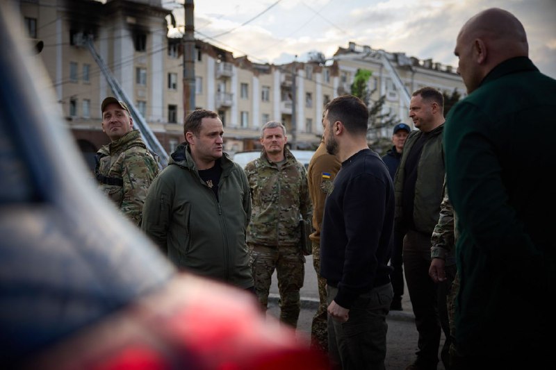 Prezydent Zełenski odwiedził miejsce śmiercionośnego rosyjskiego ataku rakietowego w Dnieprze