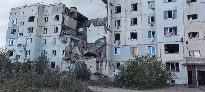 Uma casa parcialmente destruída como resultado de um ataque aéreo russo na região de Kozatske, Kherson