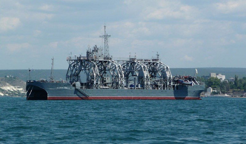 Twee medewerkers van de hulpvloot van de Russische marine raakten gewond na een aanval op het reddingsschip Communa in Sebastopol