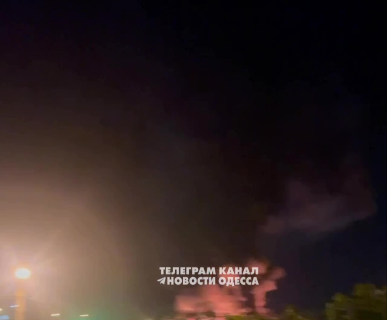 Velký požár po hlášeném raketovém útoku v Oděse