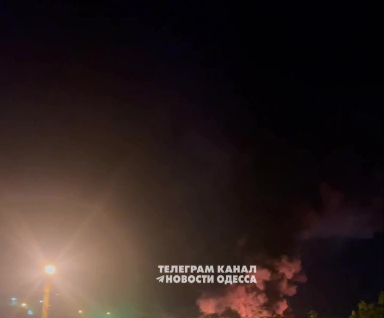 Liels ugunsgrēks pēc ziņotā raķetes trieciena Odesā