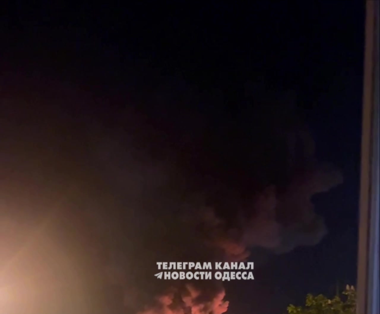 Большой пожар после сообщения о ракетном ударе в Одессе