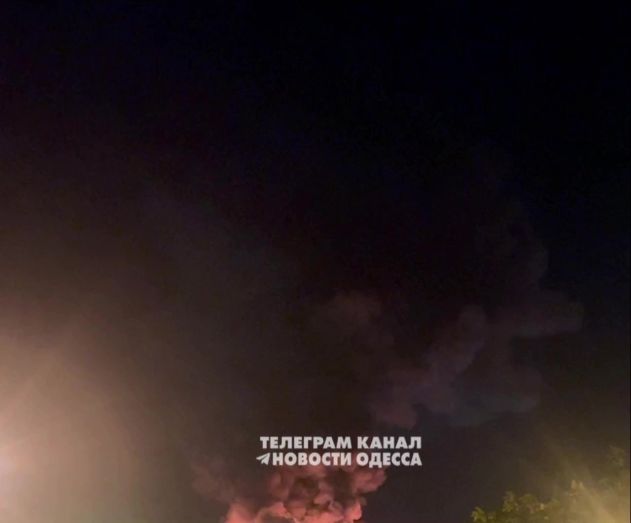 Velký požár po hlášeném raketovém útoku v Oděse