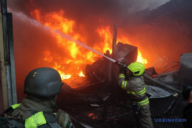 6 feridos como resultado de ataque com mísseis russos em empresa em Kharkiv