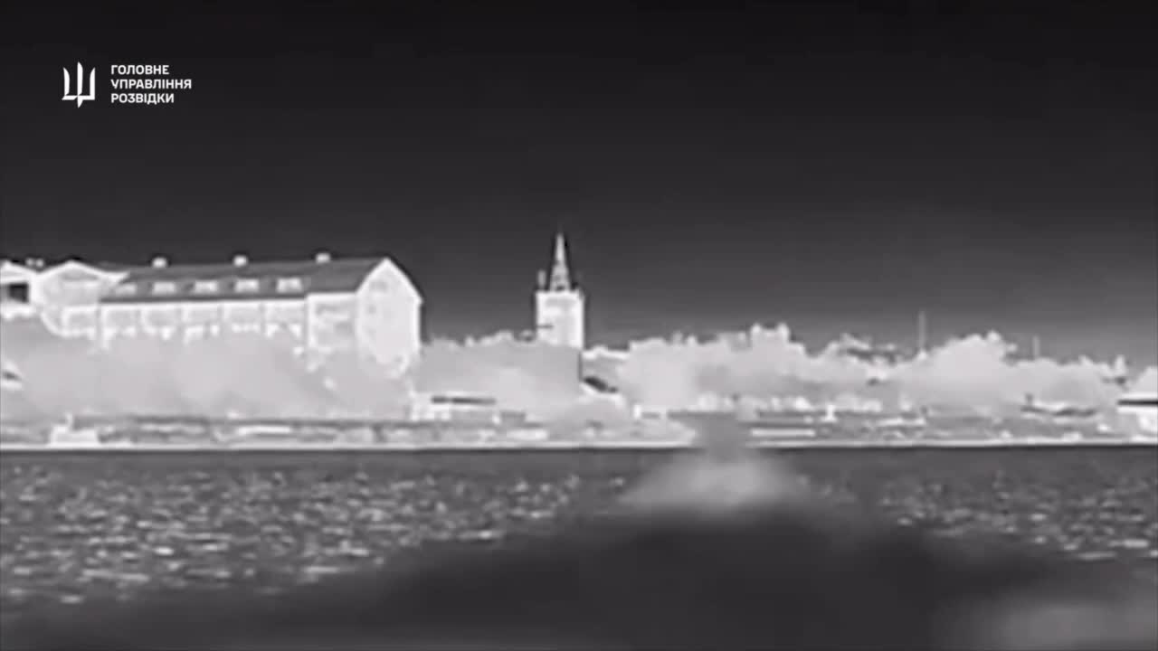 De Oekraïense militaire inlichtingendienst toont een video van een Magura V5-drone-aanval op een Russische snelle boot in de bezette Krim