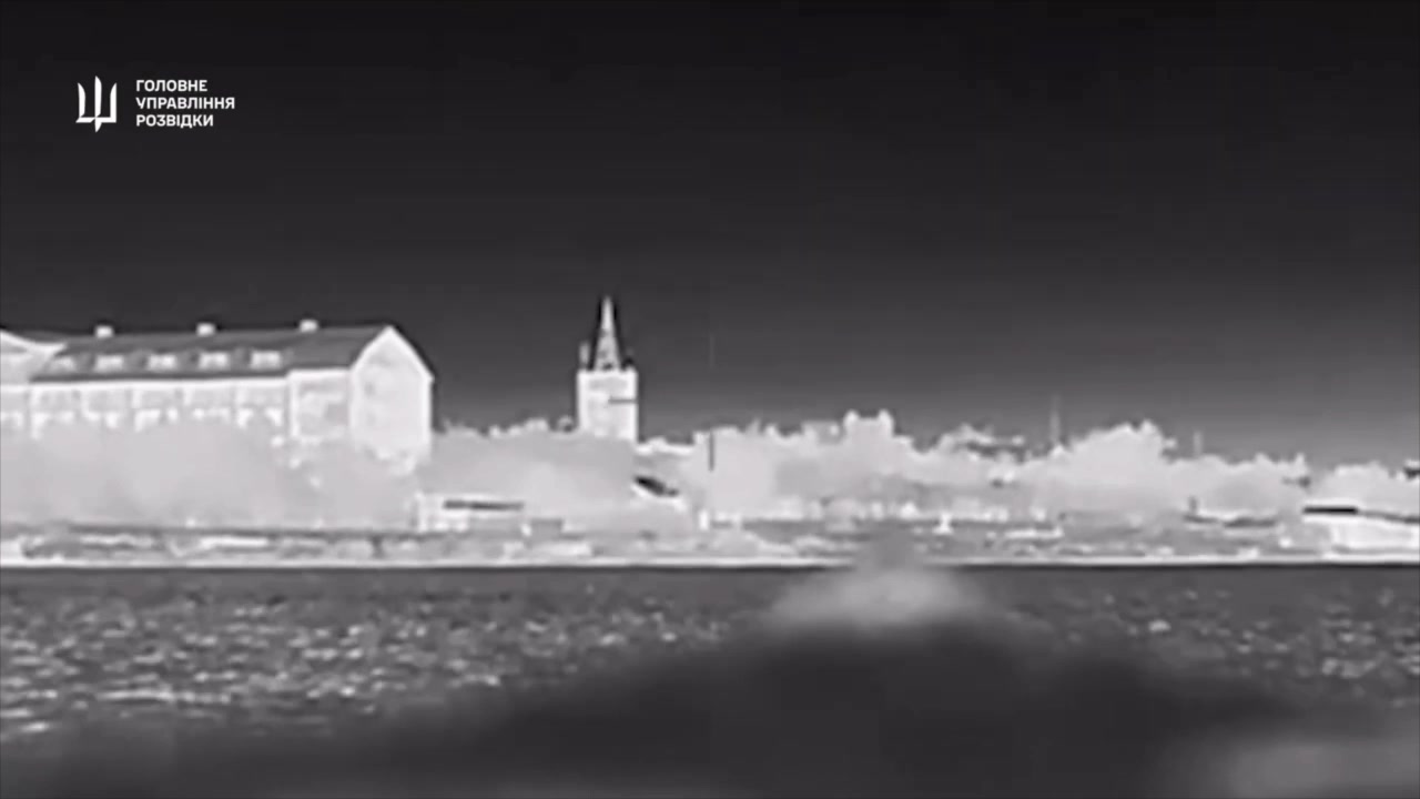 Les renseignements militaires ukrainiens montrent une vidéo de l'attaque d'un drone Magura V5 contre un bateau rapide russe en Crimée occupée