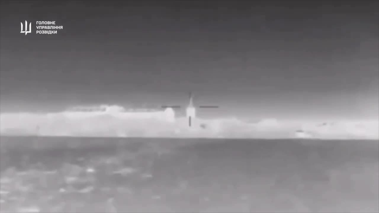乌克兰军事情报部门公布 Magura V5 无人机袭击被占领克里米亚的俄罗斯快艇的视频