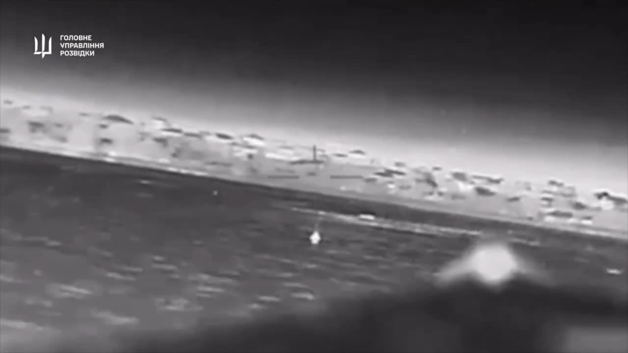 Les renseignements militaires ukrainiens montrent une vidéo de l'attaque d'un drone Magura V5 contre un bateau rapide russe en Crimée occupée