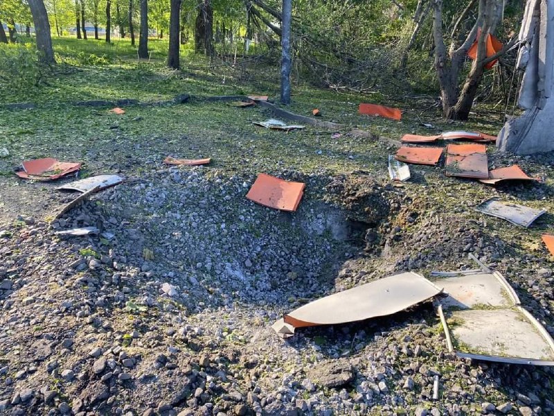 В результате удара российской авиации пятью авиабомбами в Золочеве Харьковской области ранены три человека
