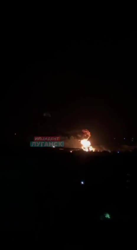 Explosies en grote brand gemeld in Loehansk