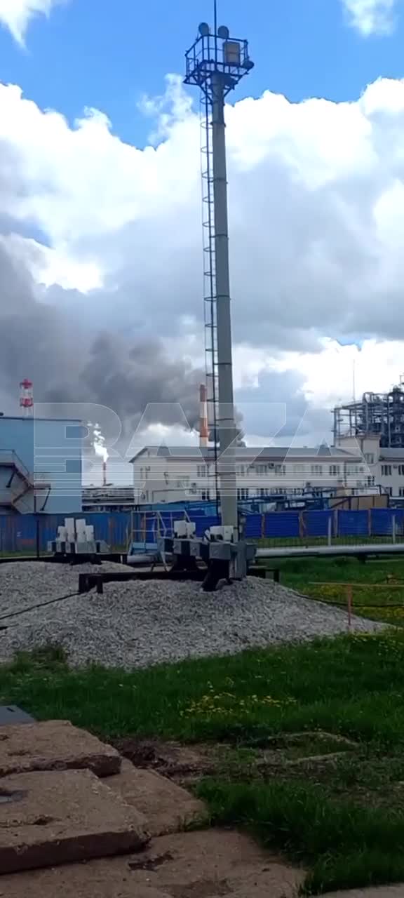 Incêndio na refinaria SalavatNeftekhim como resultado de ataque de drone