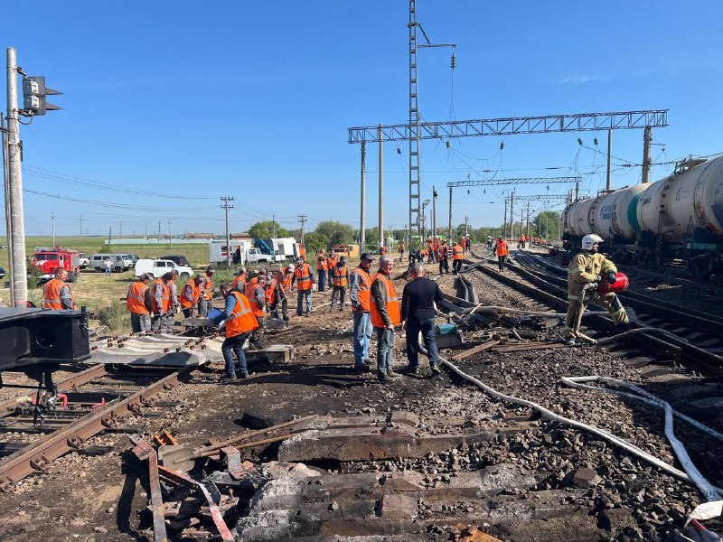 Няколко вагона цистерни на товарен влак дерайлираха на гара Куберле в Ростовска област. Пожарът на мястото на инцидента вече е потушен