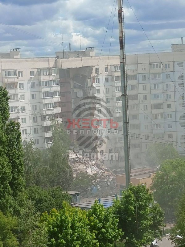 Dom mieszkalny w Biełgorodzie został częściowo zniszczony w wyniku bombardowań