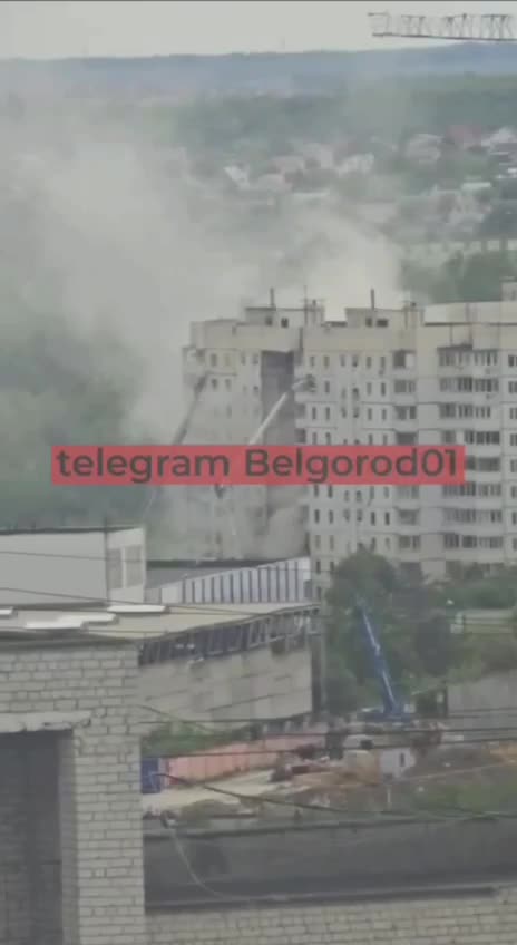 Het dak van een beschadigd gebouw in Belgorod is ingestort