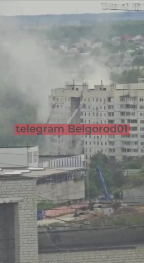 Dach eines beschädigten Gebäudes in Belgorod eingestürzt